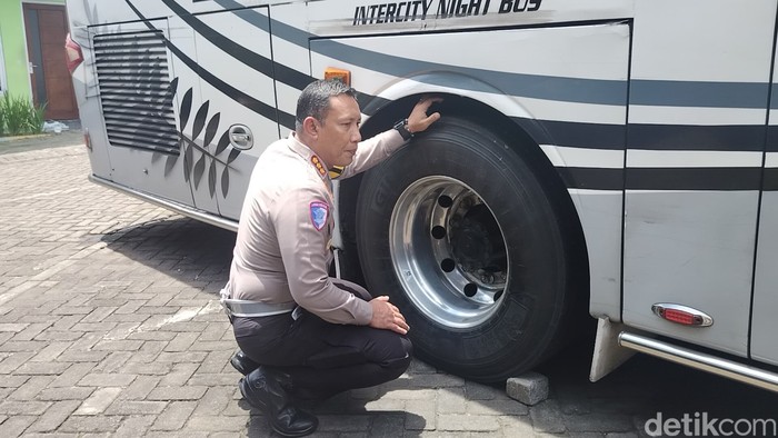 Dirlantas Polda Jatim melakukan ramp check bus yang tabrak 12 kendaraan tewaskan 4 orang di Kota Batu.