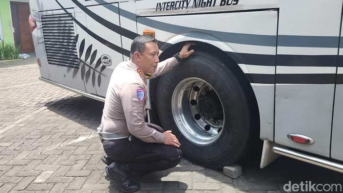 Dirlantas Polda Jatim melakukan ramp check bus yang tabrak 12 kendaraan tewaskan 4 orang di Kota Batu.