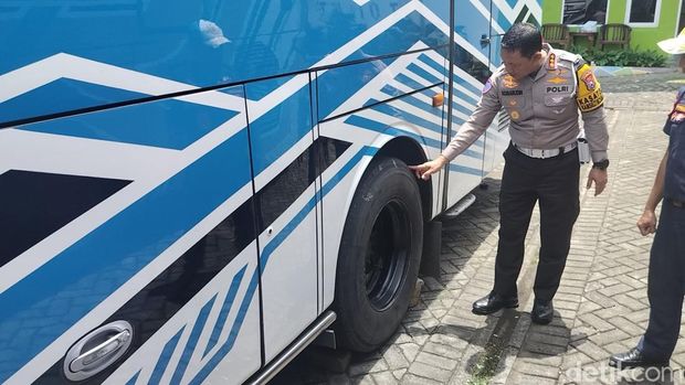 Dirlantas Polda Jatim melakukan ramp check bus yang tabrak 12 kendaraan tewaskan 4 orang di Kota Batu.