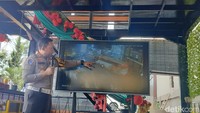 Dirlantas Polda Jatim Kombes Komarudin menujukan rekaman CCTV saat kejadian kecelakaan bus pariwisata di Kota Batu.