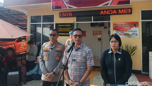Dirreskrimum Polda NTB Kombes Syarif Hidayat didampingi Kasubdit IV Ditreskrimum Polda NTB AKBP Ni Made Pujewati dan Kabid Humas Polda NTB Kombes Mohammad Kholid di Mapolda NTB, Kamis (9/1/2025). (Foto: Edi Suryansyah/detikBali)
