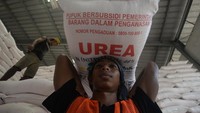 Gudang Lini III Klaten PT Pupuk Indonesia yang mampu menampung 7.000 ton pupuk itu saat ini terisi 3.500 ton pupuk bersubsidi.  