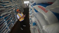 Petugas mendata pupuk yang masuk di Gudang Lini III Klaten PT Pupuk Indonesia di Ceper, Klaten, Jawa Tengah, Kamis (9/1/2025).