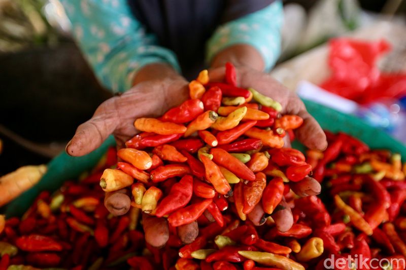 Harga cabai rawit merah tembus Rp 130.000 per kilogram (kg), setara harga daging sapi. Harga cabai melonjak gara-gara gagal panen di berbagai sentra produksi.