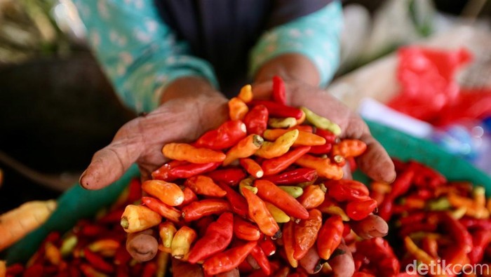 Harga cabai rawit merah tembus Rp 130.000 per kilogram (kg), setara harga daging sapi. Harga cabai melonjak gara-gara gagal panen di berbagai sentra produksi.