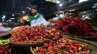 Harga cabai melonjak gara-gara gagal panen di berbagai sentra produksi.  
