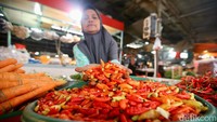 Harga cabai rawit merah di level petani tembus Rp 95.000/kg. Padahal harga acuan pembelian (HAP) komoditas itu di level petani Rp 25.000/kg sampai Rp 31.500/kg.  