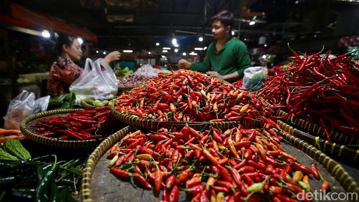 Harga cabai rawit merah tembus Rp 130.000 per kilogram (kg), setara harga daging sapi. Harga cabai melonjak gara-gara gagal panen di berbagai sentra produksi.