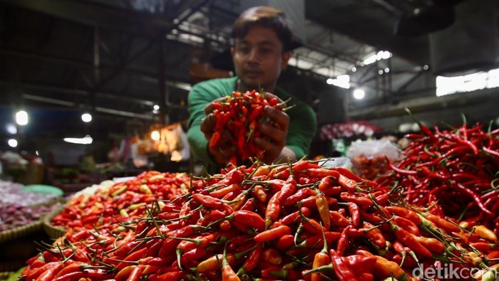 Harga cabai rawit merah tembus Rp 130.000 per kilogram (kg), setara harga daging sapi. Harga cabai melonjak gara-gara gagal panen di berbagai sentra produksi.