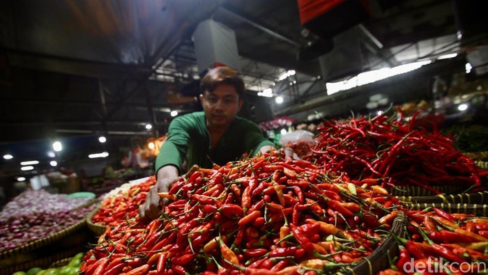 Harga cabai rawit merah tembus Rp 130.000 per kilogram (kg), setara harga daging sapi. Harga cabai melonjak gara-gara gagal panen di berbagai sentra produksi.