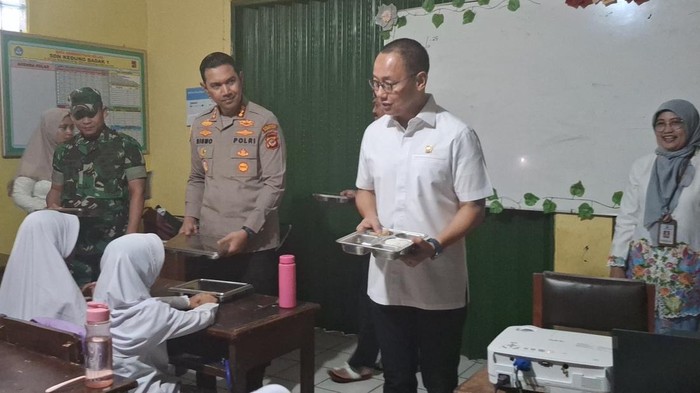 Eddy Soeparno meninjau pelaksanaan program makan bergizi gratis (MBG) di SD Negeri Kedung Badak 1 Kota Bogor, Kamis (9/1/2025).