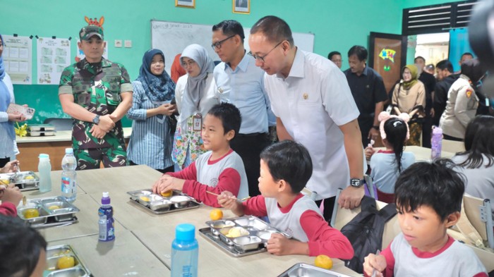 Eddy Soeparno tinjau makan bergizi gratis di Bogor
