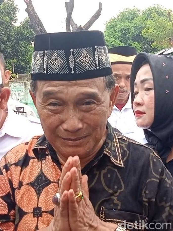 Eman 4 Sekawan menangis di pemakaman Qomar.