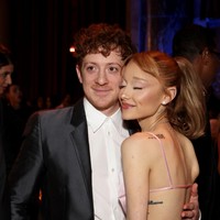 Ariana Grande dan Ethan Slater terlihat saling menempelkan pipi. Ethan juga tampak meletakkan tangannya di punggung pelantun 7 Rings itu. Foto: Getty Images for National Board /Jamie McCarthy