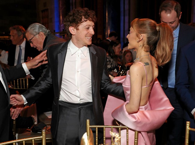 Kedua bintang Wicked ini menunjukkan momen mesra yang jarang terjadi ketika mereka berpose untuk foto. Keduanya berpelukan di depan tamu undangan lainnya yang hadir di acara gala tersebut. Foto: Getty Images for National Board /Jamie McCarthy