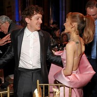 Kedua bintang Wicked ini menunjukkan momen mesra yang jarang terjadi ketika mereka berpose untuk foto. Keduanya berpelukan di depan tamu undangan lainnya yang hadir di acara gala tersebut. Foto: Getty Images for National Board /Jamie McCarthy