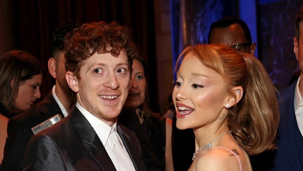 Jarang Terjadi! Potret Ethan Slater Peluk Mesra Ariana Grande Usai Cerai