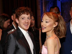 Jarang Terjadi! Potret Ethan Slater Peluk Mesra Ariana Grande Usai Cerai