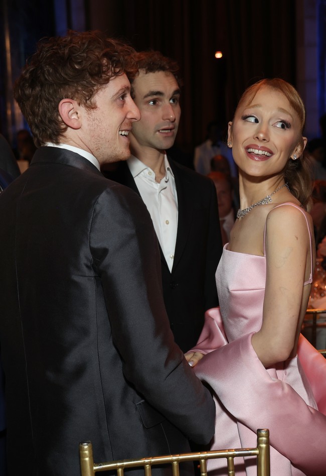 Dalam momen manis lainnya, pasangan yang dikabarkan terlibat cinta lokasi itu tampak saling tersenyum saat mereka berpaling dan tetap berdekatan. Foto: Getty Images for National Board /Jamie McCarthy