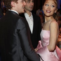 Dalam momen manis lainnya, pasangan yang dikabarkan terlibat cinta lokasi itu tampak saling tersenyum saat mereka berpaling dan tetap berdekatan. Foto: Getty Images for National Board /Jamie McCarthy