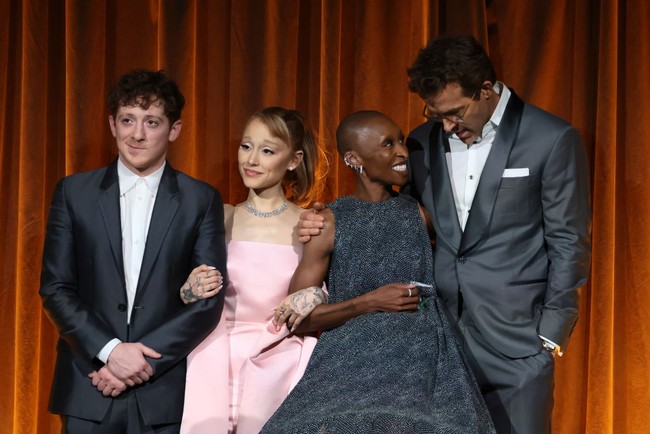 Saat hadir di National Board of Review Awards Gala 2025, Ariana Grande tampil dalam balutan gaun pink dan selendang panjang dari brand Loewe. Sedangkan Ethan Slater memakai setelan hitam dan kemeja putih tanpa dasi. Foto: Getty Images for National Board /Jamie McCarthy