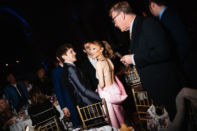 Pasangan pemain film Ariana Grande dan Ethan Slater tampil mesra saat menghadiri National Board of Review Awards Gala 2025 di New York City, Amerika Serikat, Selasa (7/1/2025). Foto: Getty Images for National Board /Jamie McCarthy