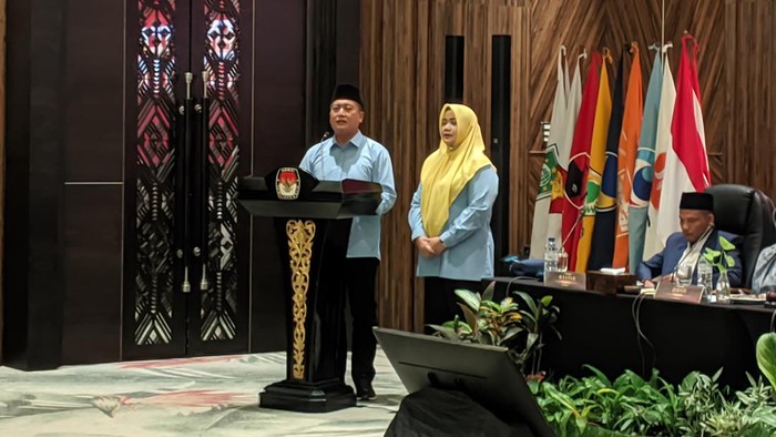 Gubernur dan Wagub NTB terpilih, Lalu Muhamad Iqbal dan Indah Dhamayanti Putri (Iqbal-Dinda), berpidato saat rapat pleno penetapan oleh KPU NTB di Mataram, Kamis malam (9/1/2025). (Ahmad Viqi/detikBali)