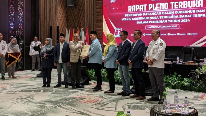 Gubernur dan Wakil Gubernur NTB terpilih, Lalu Muhamad Iqbal dan Indah Dhamayanti Putri, menerima SK dari KPU, Kamis malam (9/1/2025). (Ahmad Viqi/detikBali)