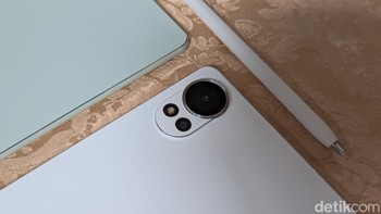 Di bagian belakang terdapat dua kamera yang terdiri dari kamera utama 13 MP dan kamera ultrawide 8 MP. Foto: Virgina Maulita Putri/detikINET