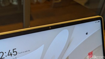 Di bagian atas layar terdapat kamera depan 8 MP untuk mengambil selfie dan mendukung video call. Foto: Virgina Maulita Putri/detikINET
