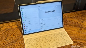Huawei Mate 12 X menjalankan sistem operasi HarmonyOS 4.2. Foto: Virgina Maulita Putri/detikINET