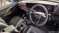 Hyundai Creta regular tersedia dalam varian Active, Trend, Style dan Prime dengan harga Rp 299-426 jutaan. Sementara versi N-Line hadir dalam varian standard dan turbo dengan banderol Rp 460-507 jutaan. Seluruhnya berstatus on the road Jakarta.  Foto: Septian Farhan Nurhuda / detikOto