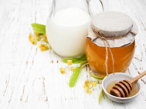 Ilustrasi susu dan madu