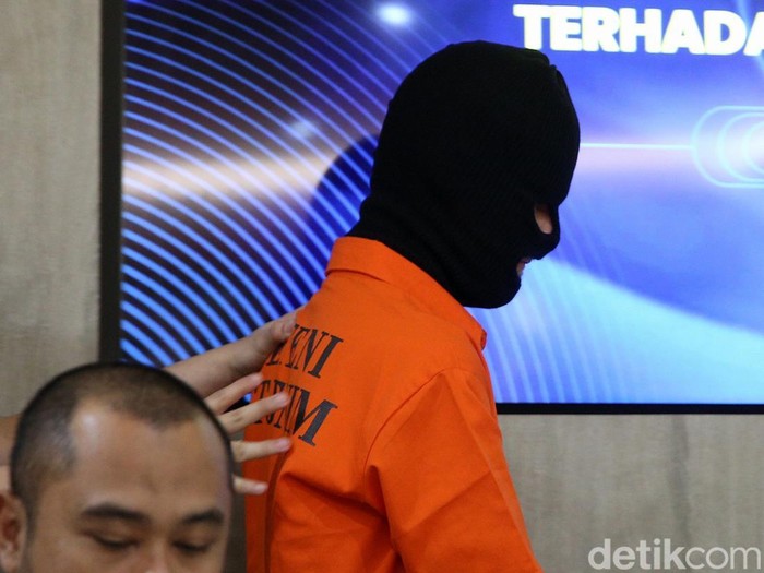 Direktorat Jenderal Imigrasi Kementerian Imigrasi dan Pemasyarakatan (Imipas) menangkap seorang warga negara Amerika Serikat (AS) dengan inisial TJC. TJC adalah buron US Marshals dalam kasus tindak pidana eksploitasi seksual terhadap anak di bawah umur.