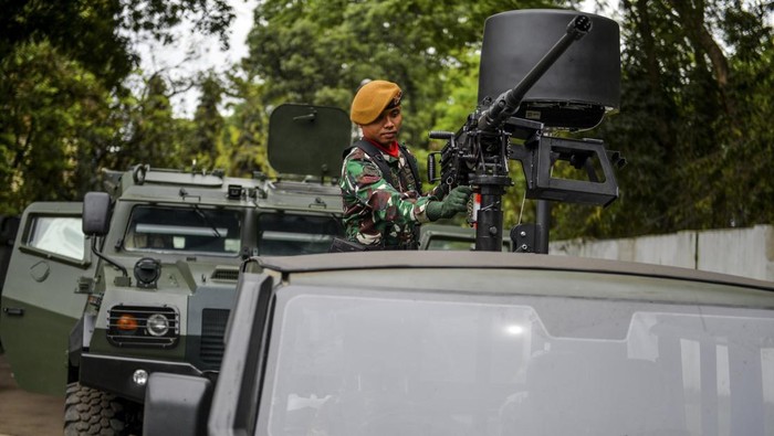 Ini Maung Buatan Bandung yang Dipakai buat Kendaraan TNI Teknisi berada di dalam kendaraan taktis Maung Versi satu saat uji coba di PT. Pindad (Persero), Bandung, Jawa Barat, Kamis (9/1/2025). PT. Pindad (Persero) memproduksi sekitar 4.000 kendaraan taktis Maung MV 3 jenis Tangguh, Jelajah dan Komando untuk kebutuhan operasional Kementerian Pertahanan yang akan di distribusikan ke berbagai satuan TNI. ANTARA FOTO/Raisan Al Farisi/Spt.
