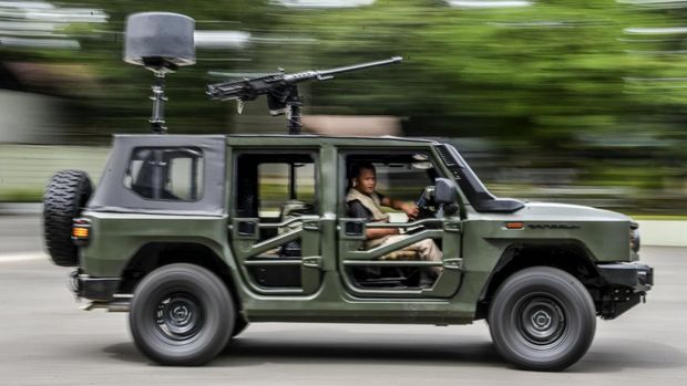 Teknisi berada di dalam kendaraan taktis Maung Versi satu  saat uji coba di PT. Pindad (Persero), Bandung, Jawa Barat, Kamis (9/1/2025). PT. Pindad (Persero) memproduksi sekitar 4.000 kendaraan taktis Maung MV 3 jenis Tangguh, Jelajah dan Komando untuk kebutuhan operasional Kementerian Pertahanan yang akan di distribusikan ke berbagai satuan TNI. ANTARA FOTO/Raisan Al Farisi/Spt.