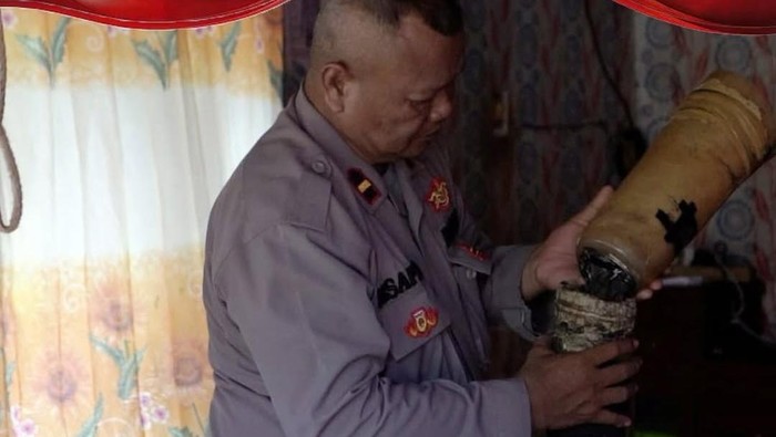 Ipda Muhammad Safii membuatkan kaki-tangan palsu untuk warga korban kecelakaan.