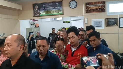 IWAS, pria penyandang difabel tersangka pelecehan seksual terhadap mahasiswi dilimpahkan dari Polda NTB ke Kejari Mataram, Kamis (9/1/2024). (Foto: Edi Suryansyah/detikBali)