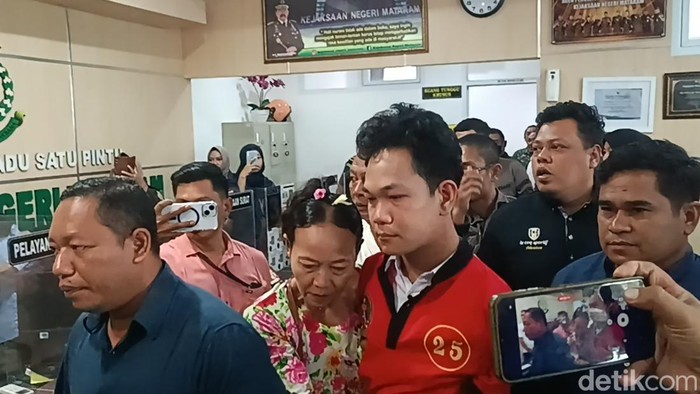 IWAS, pria penyandang difabel tersangka pelecehan seksual terhadap mahasiswi dilimpahkan dari Polda NTB ke Kejari Mataram, Kamis (9/1/2024). (Foto: Edi Suryansyah/detikBali)