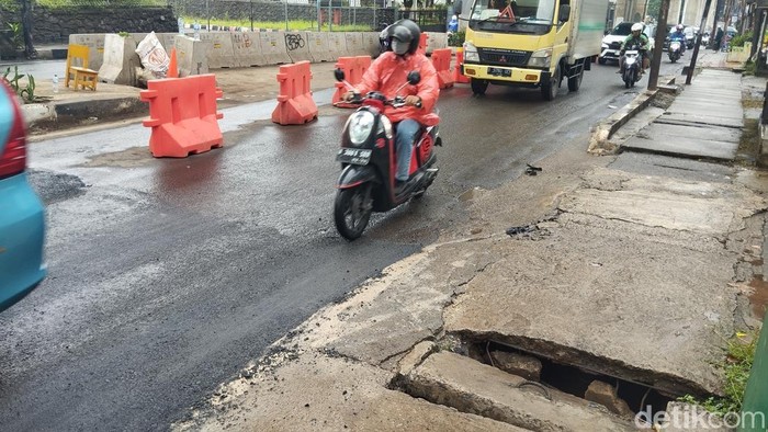 Jalan Ciledug Raya, Jaksel yang ambles dipasangi barrier