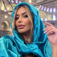 “Bee venom tidak didukung oleh para profesional medis dan tidak memiliki cukup bukti untuk membuktikan efektivitas atau keamanannya dalam jangka panjang,” kata Tunc. “Klaim bahwa pengobatan alami lebih baik daripada prosedur yang sudah ada dapat menyesatkan, karena ‘alami’ tidak selalu berarti aman. Faktanya, racun lebah adalah racun yang, jika disalahgunakan, dapat membahayakan alih-alih menyembuhkan,” lanjutnya.Foto: Instagram Janaina Prazeres