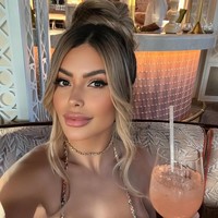 Janaina mempercayakan kecantikannya pada perawatan tersebut daripada Botox.  Bee venom sendiri memang terbukti punya fungsi anti inflamasi untuk menstimulasi sirkulasi darah dan meregenerasi sel darah. Tidak dijelaskan detailnya, tampaknya cairan dari lebah itu dimasukan dalam suntik, krim, atau serum.Foto: Instagram Janaina Prazeres