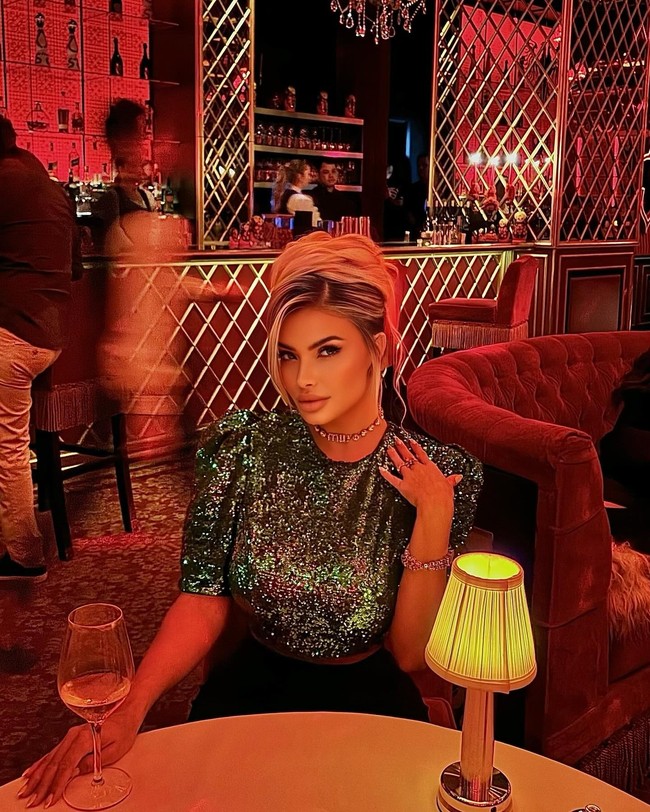 Namun yang mengejutkan publik dan dokter kecantikan adalah Janaina juga melakukan perawatan dengan bee venom atau racun lebah. Terdengar ekstrem, ia menyebut hasilnya bikin wajah cantik natural. Foto: Instagram Janaina Prazeres