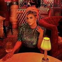 Namun yang mengejutkan publik dan dokter kecantikan adalah Janaina juga melakukan perawatan dengan bee venom atau racun lebah. Terdengar ekstrem, ia menyebut hasilnya bikin wajah cantik natural. Foto: Instagram Janaina Prazeres