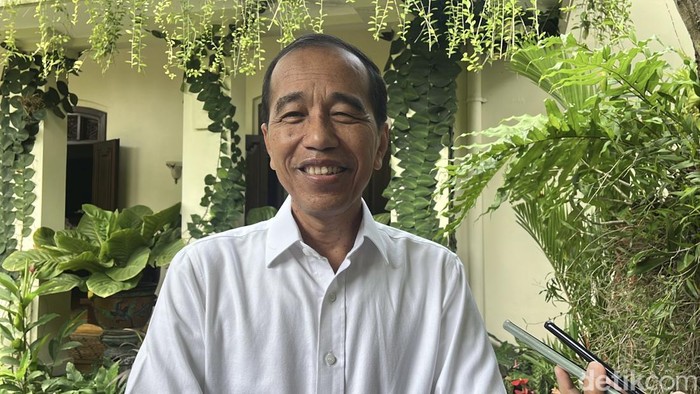 Presiden ke-7, Joko Widodo (Jokowi) ditemui di rumahnya Kelurahan Sumber, Banjarsari, Solo, Kamis (8/1/2025).