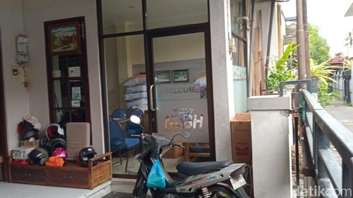Suasana sepi kantor PO Shakindra di Jalan Kertha Winangun, Denpasar, Kamis (9/1/2025).