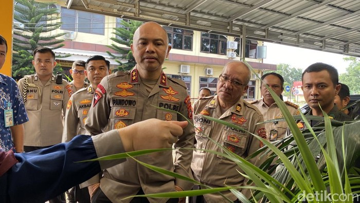 Kapolda Babel Irjen Hendro Pandowo mengecek bunga surga.