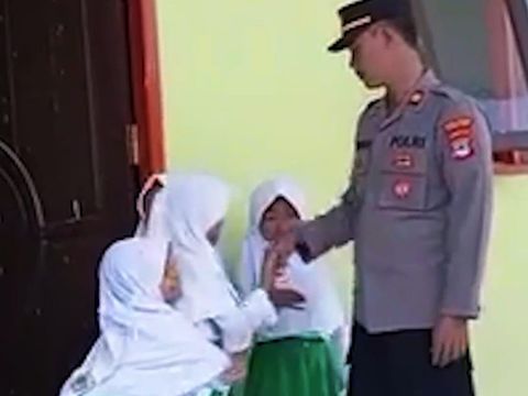 Kapolsek Batu Ampar Iptu Munadi mendirikan Madrasah Ibtidaiyah (MI) Nur Aldzulam di Kecamatan Takisung, Kabupaten Tanah Laut