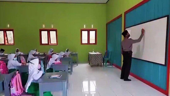 Kapolsek Batu Ampar Iptu Munadi mendirikan Madrasah Ibtidaiyah (MI) Nur Aldzulam di Kecamatan Takisung, Kabupaten Tanah Laut