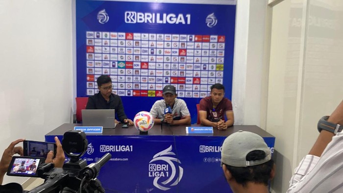 Karteker Madura United, Rakhmat Basuki saat konferensi pers sebelum pertandingan melawan Malut United